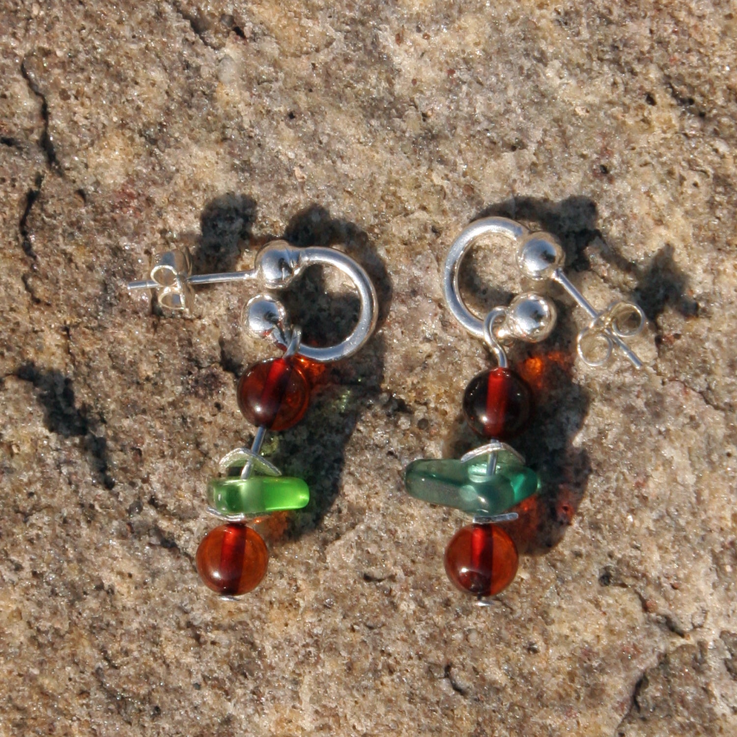 Creolen-Ohrstecker aus Bernstein und Seeglas, Unikat