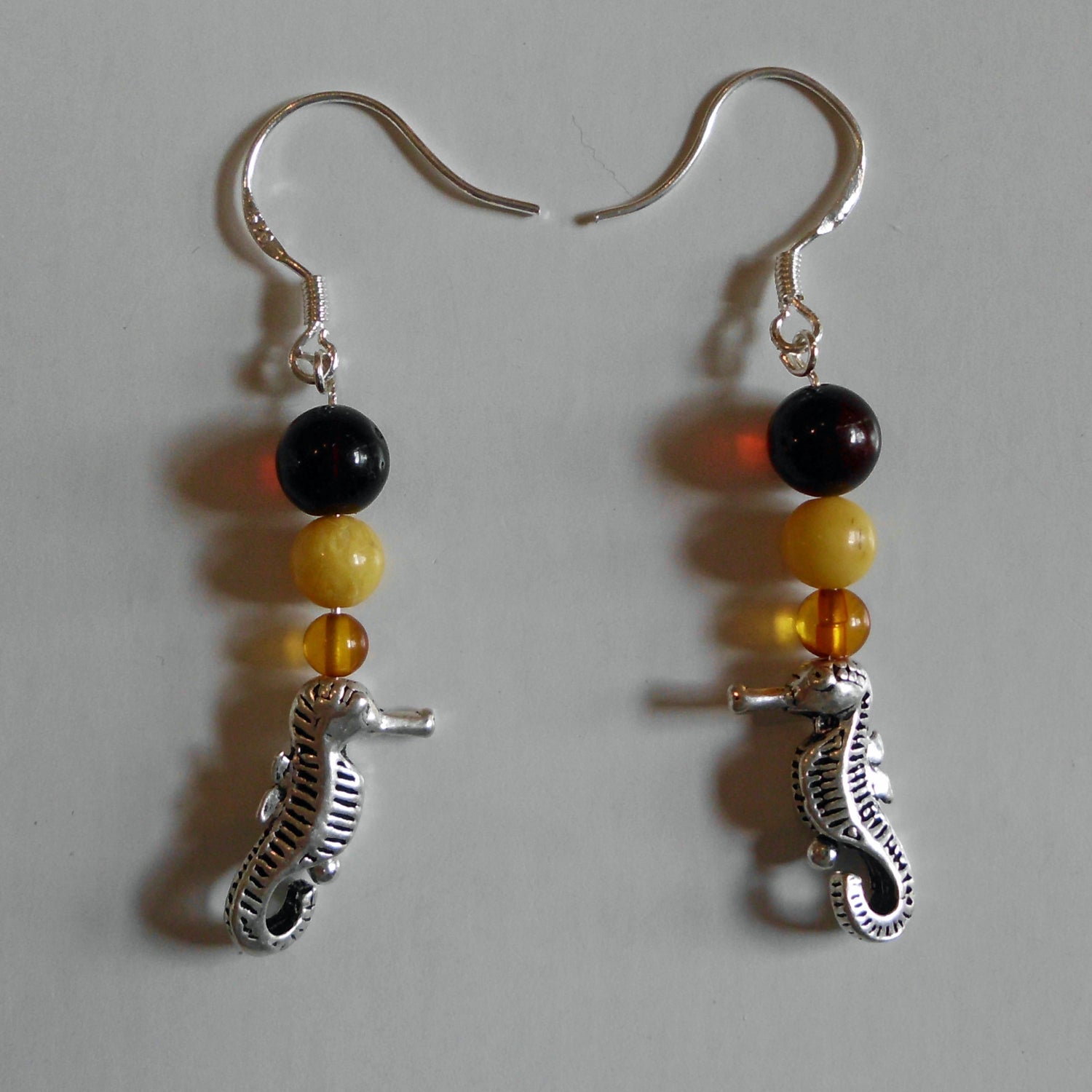 Ohrhänger aus Bernstein mit Seepferdchen aus Silber