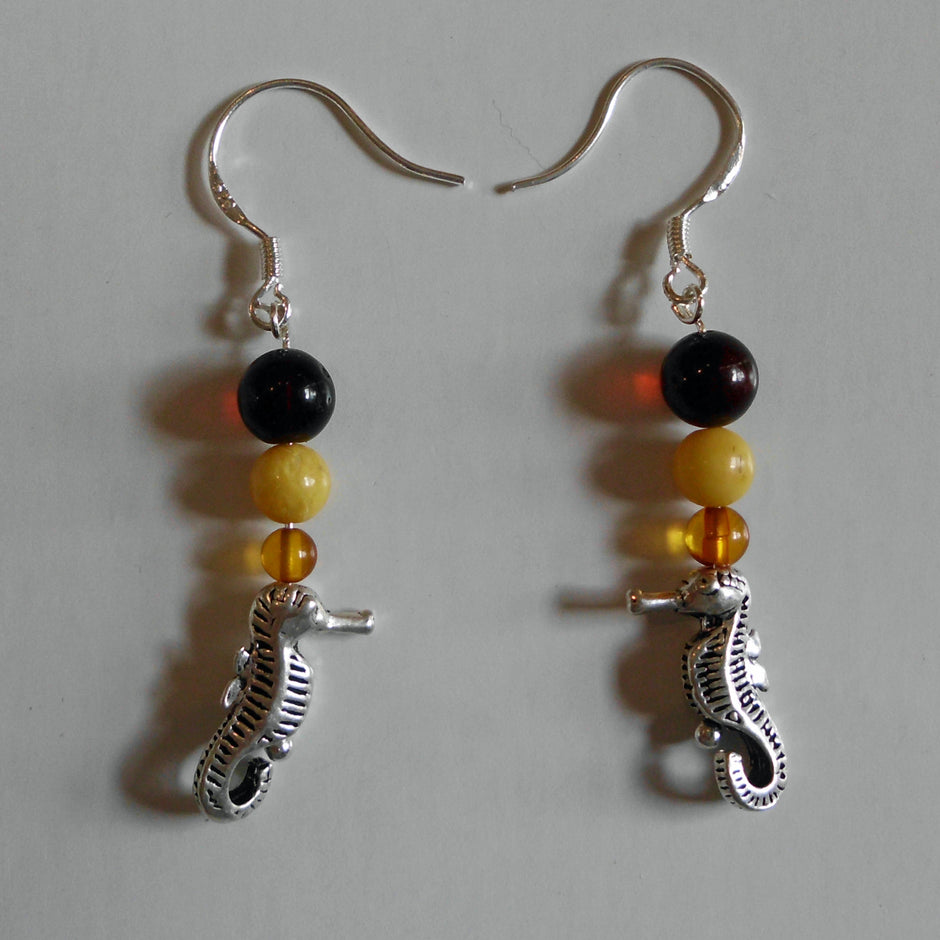 Ohrhänger aus Bernstein mit Seepferdchen aus Silber