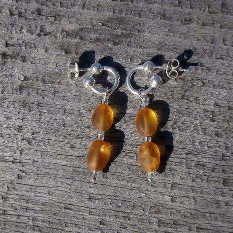 Silberne Creolen mit unpolierten Bernsteinen, Einzelstück