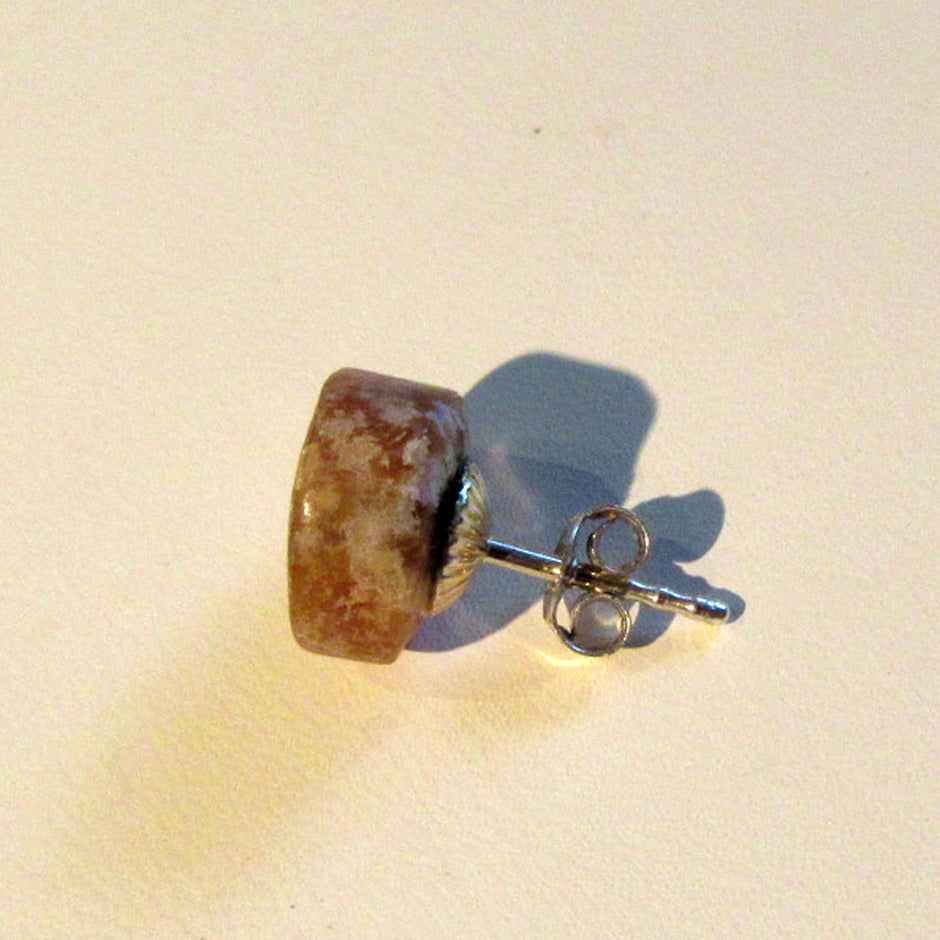 Ohrstecker aus Donnerkeilscheibe mit Feuersteinkern