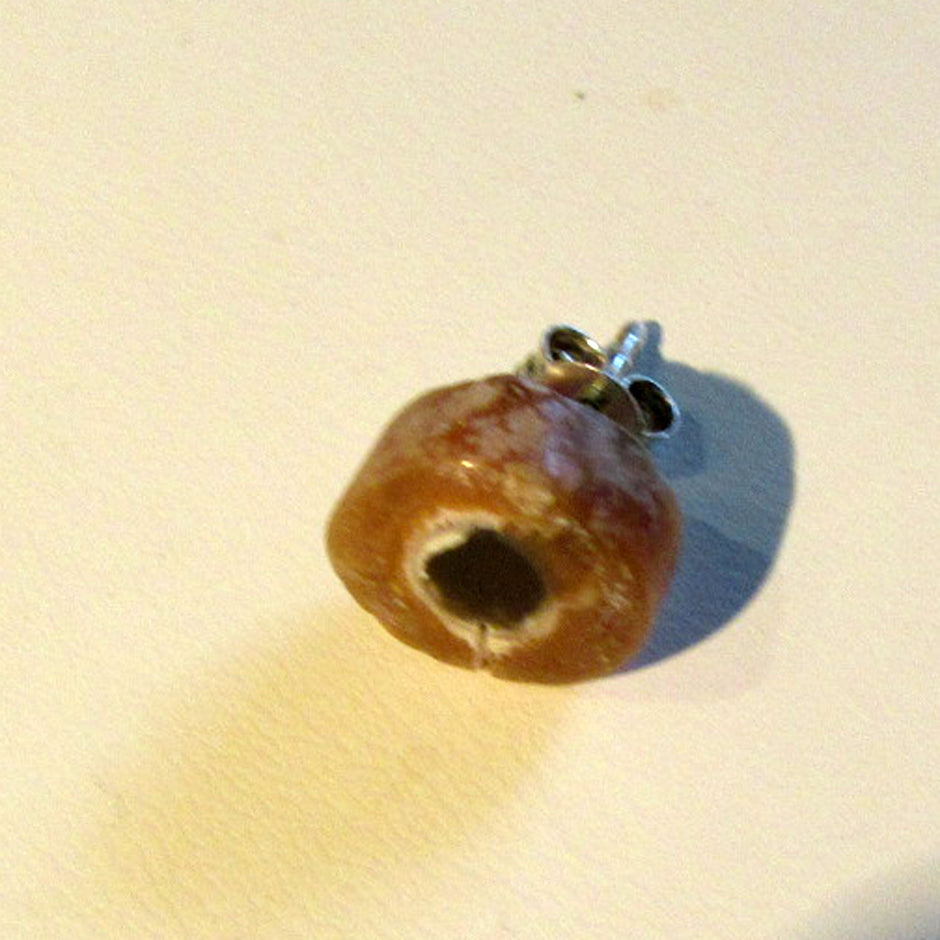 Ohrstecker aus Donnerkeilscheibe mit Feuersteinkern