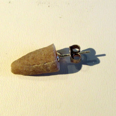 Ohrstecker aus Donnerkeilspitze von Rügen, Unikat