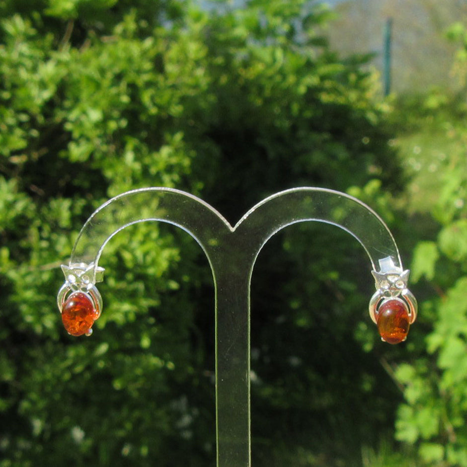 Kleine Ohrstecker als Eule aus Silber und Bernstein