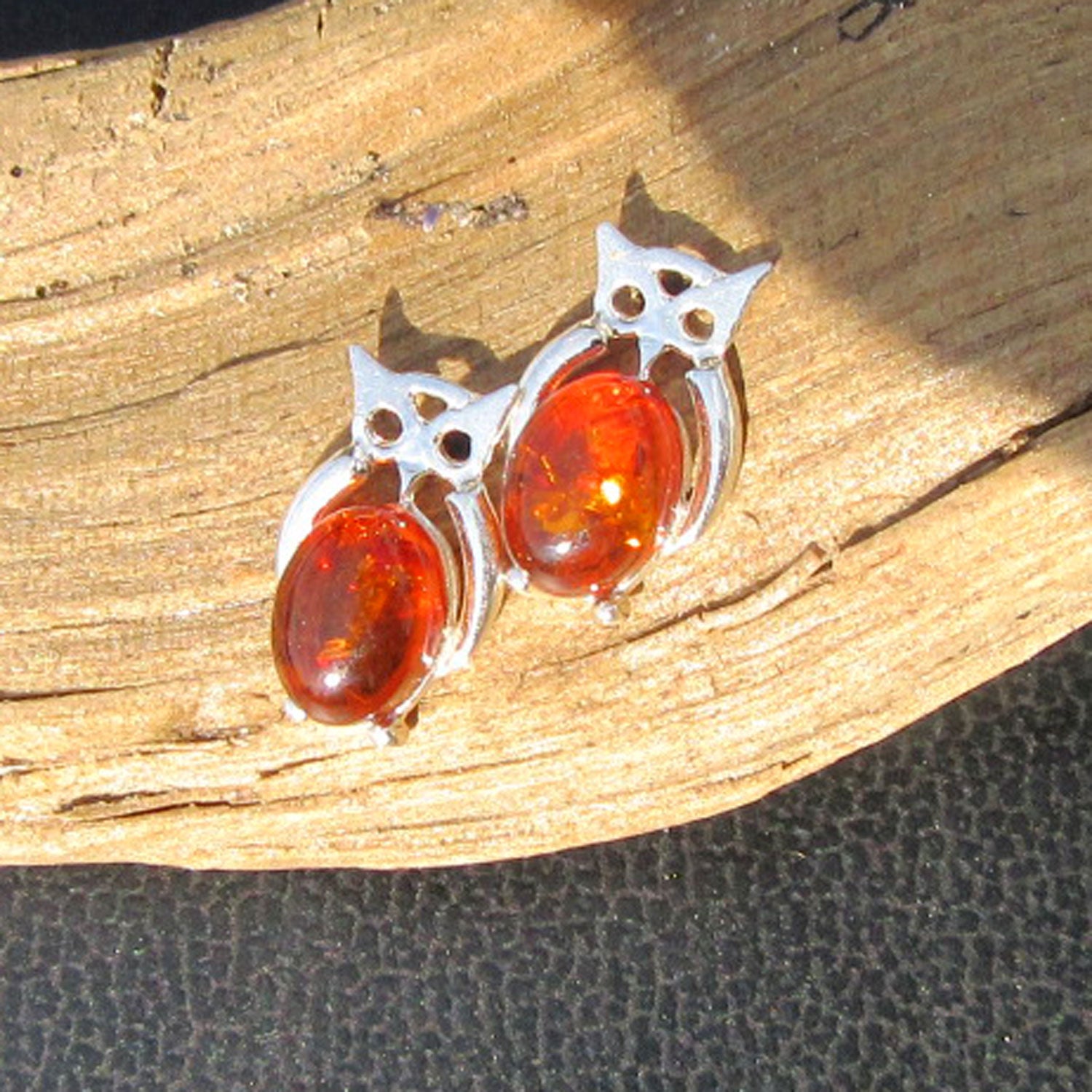 Kleine Ohrstecker als Eule aus Silber und Bernstein