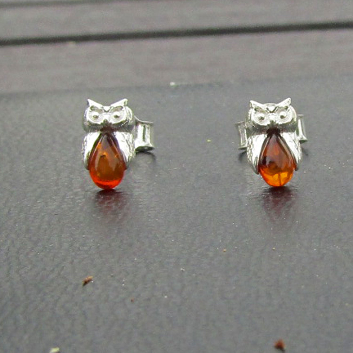 Kleine Ohrstecker Eule aus Bernstein und Silber 925