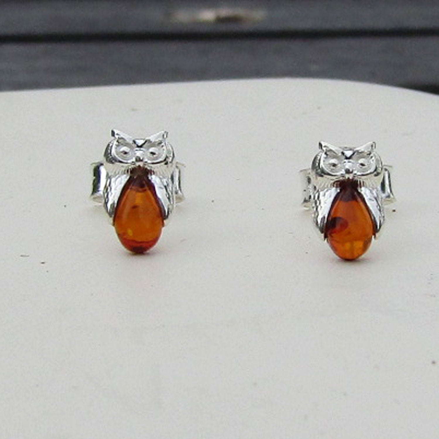 Kleine Ohrstecker Eule aus Bernstein und Silber 925