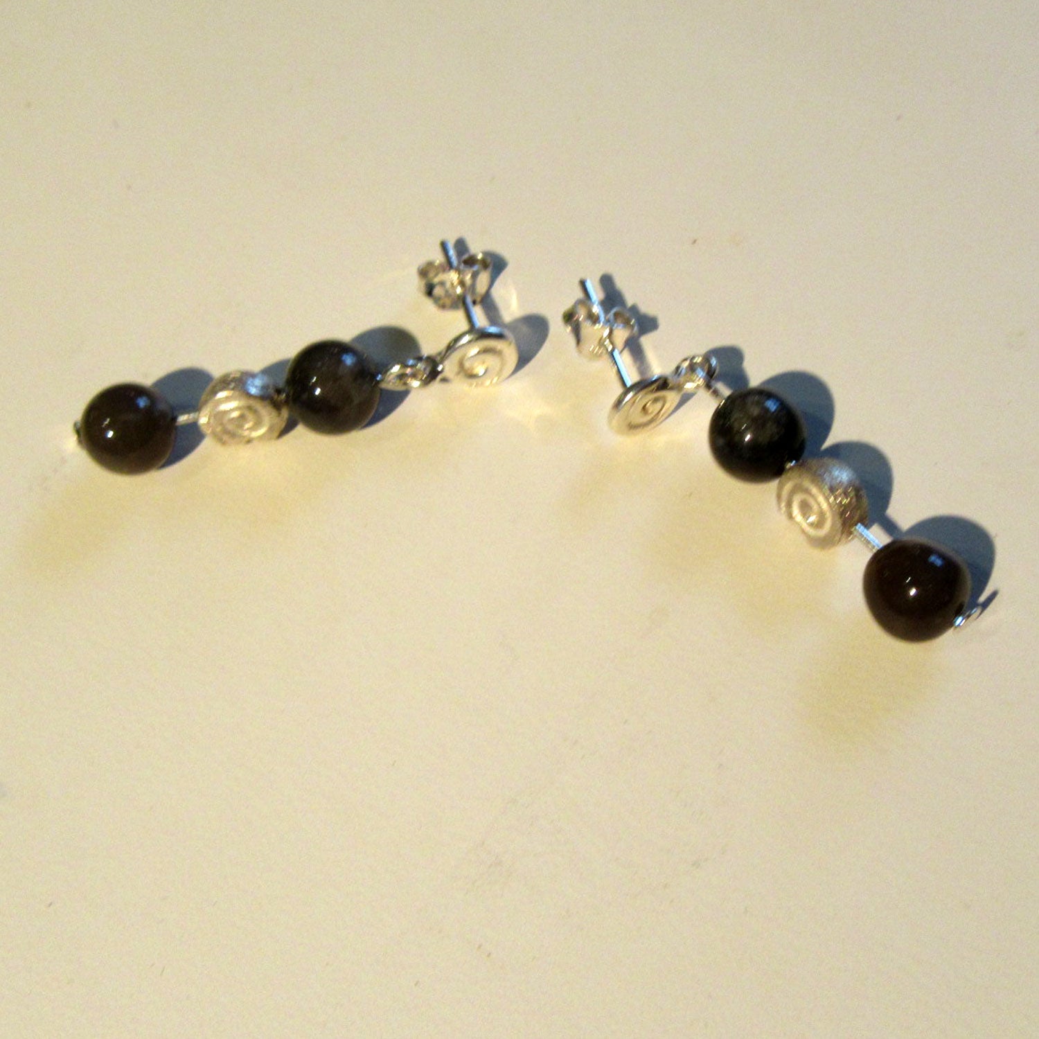 Spiralohrstecker mit Feuerstein und Silber-Schnecke
