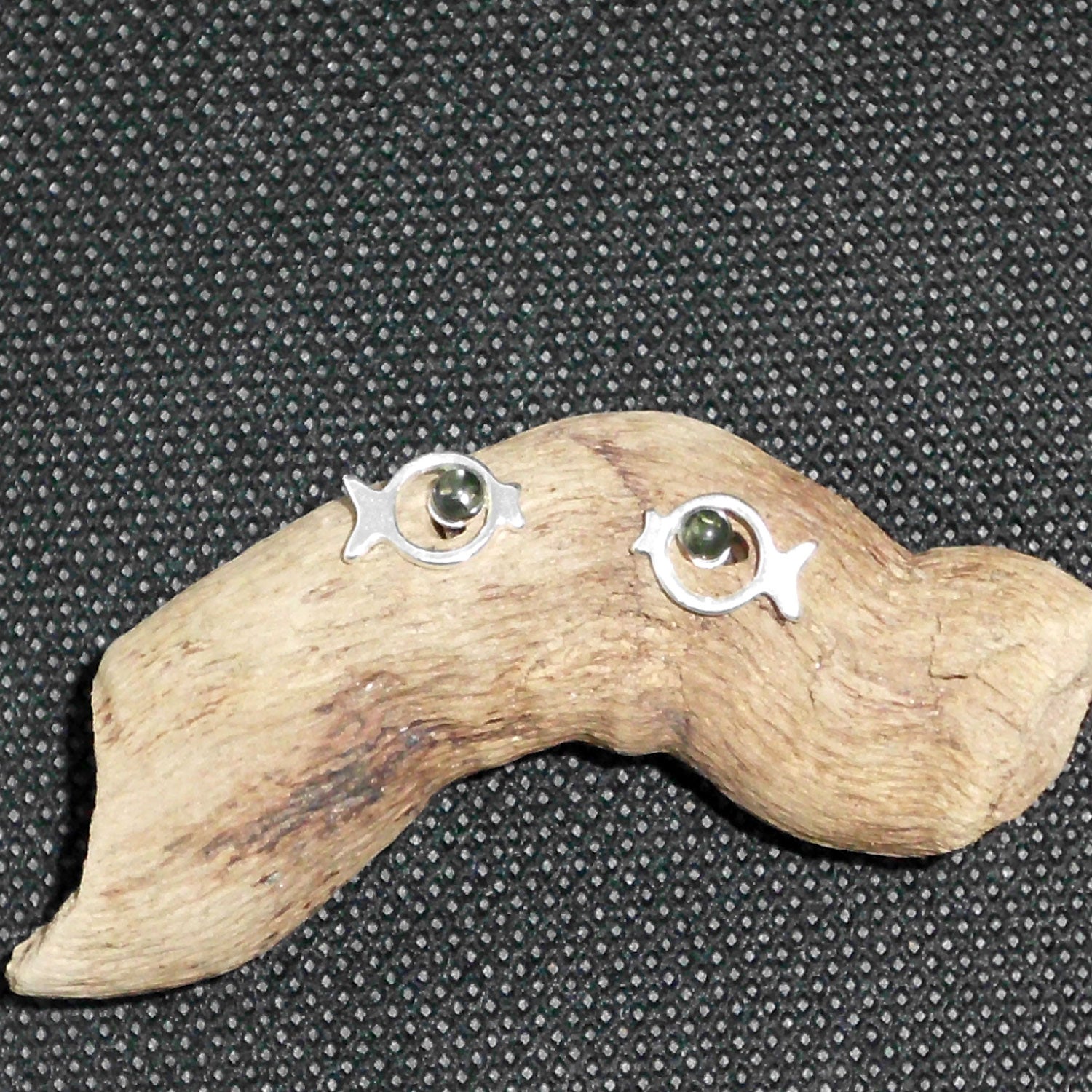 Silberne Ohrstecker in Fischform mit Bernsteinperle