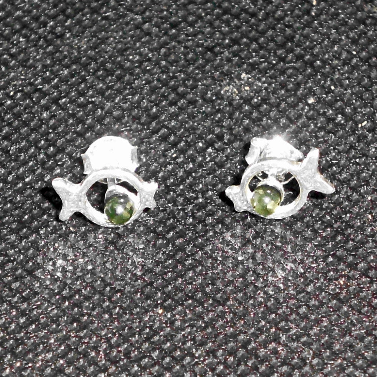 Silberne Ohrstecker in Fischform mit Bernsteinperle