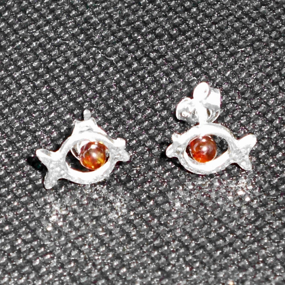 Silberne Ohrstecker in Fischform mit Bernsteinperle