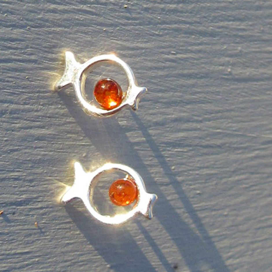 Silberne Ohrstecker in Fischform mit Bernsteinperle