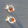 Silberne Ohrstecker in Fischform mit Bernsteinperle