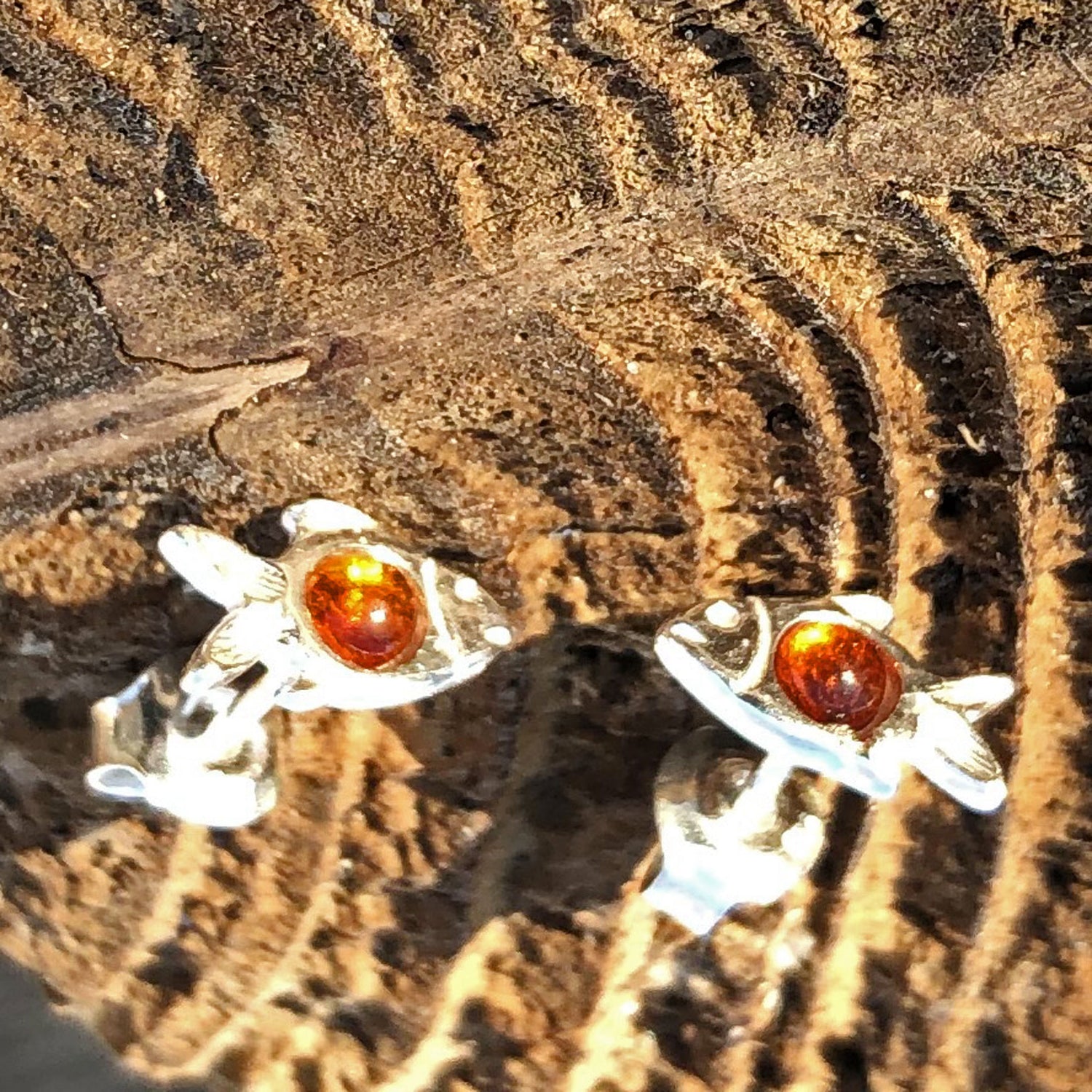 Silberne Fisch-Ohrstecker mit Bernsteinperle, Unikat