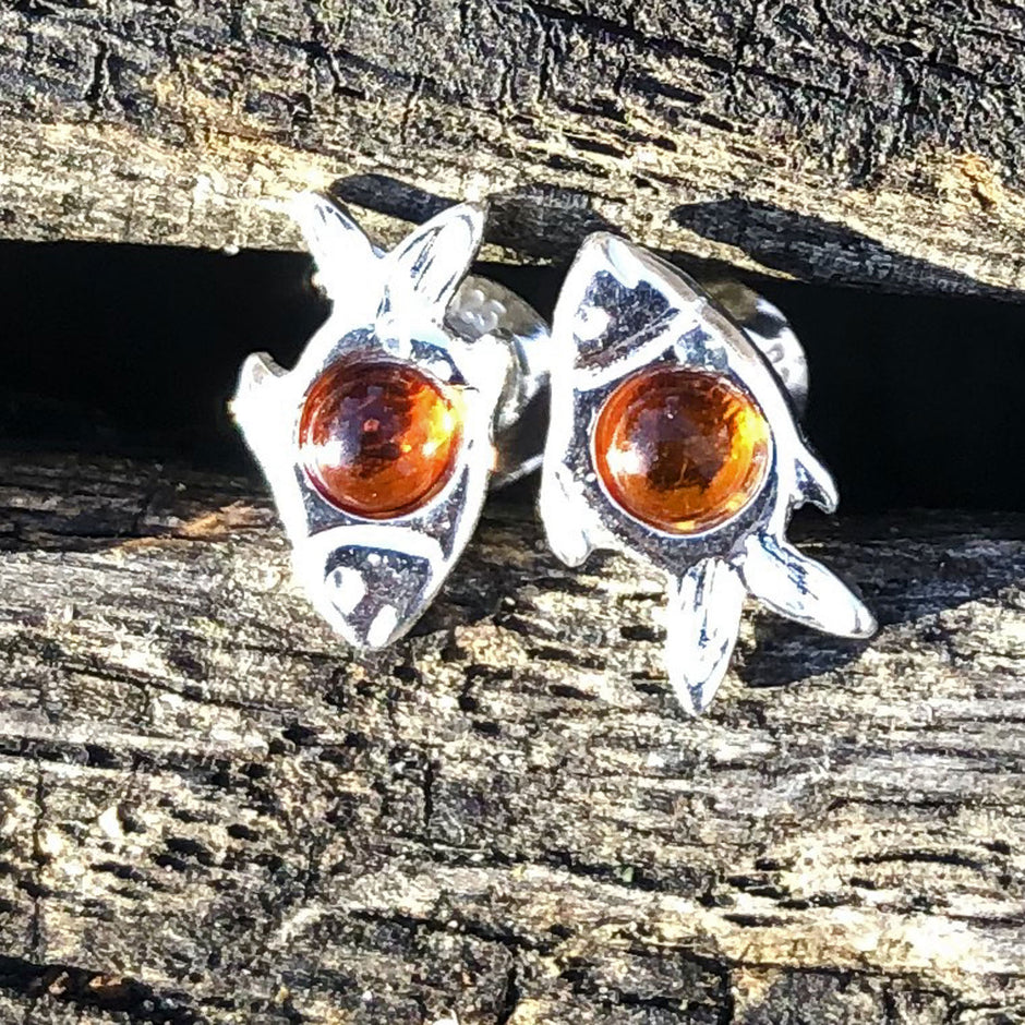 Silberne Fisch-Ohrstecker mit Bernsteinperle, Unikat