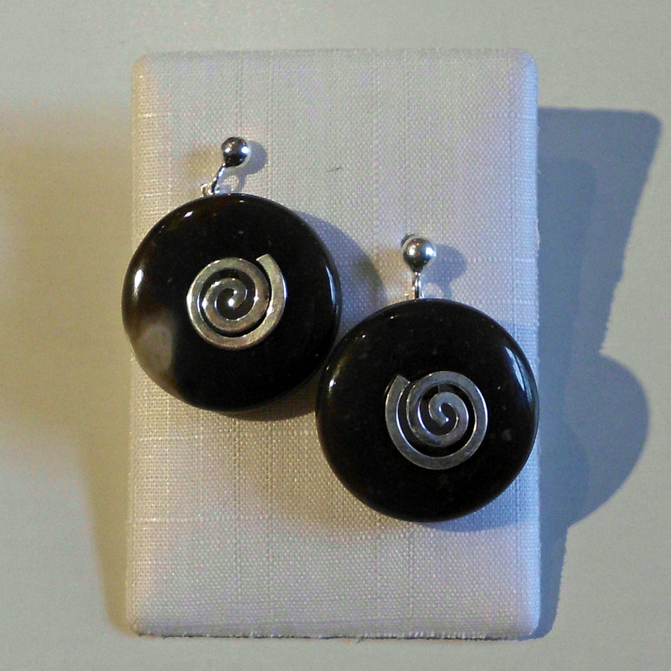 Ohrstecker Feuerstein mit silberner Spirale – Unikat