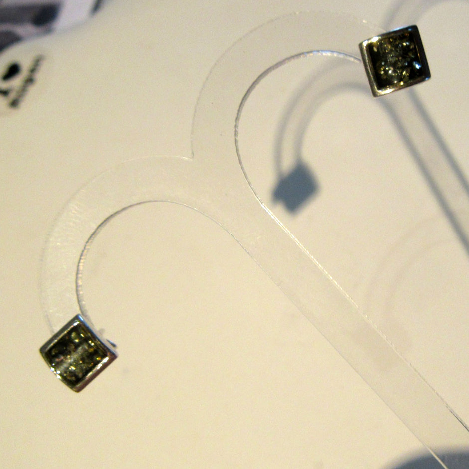 Quadratische Ohrstecker aus grünem Bernstein in Silber