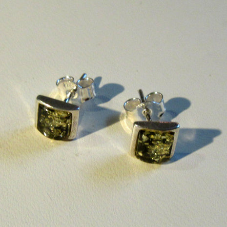 Quadratische Ohrstecker aus grünem Bernstein in Silber