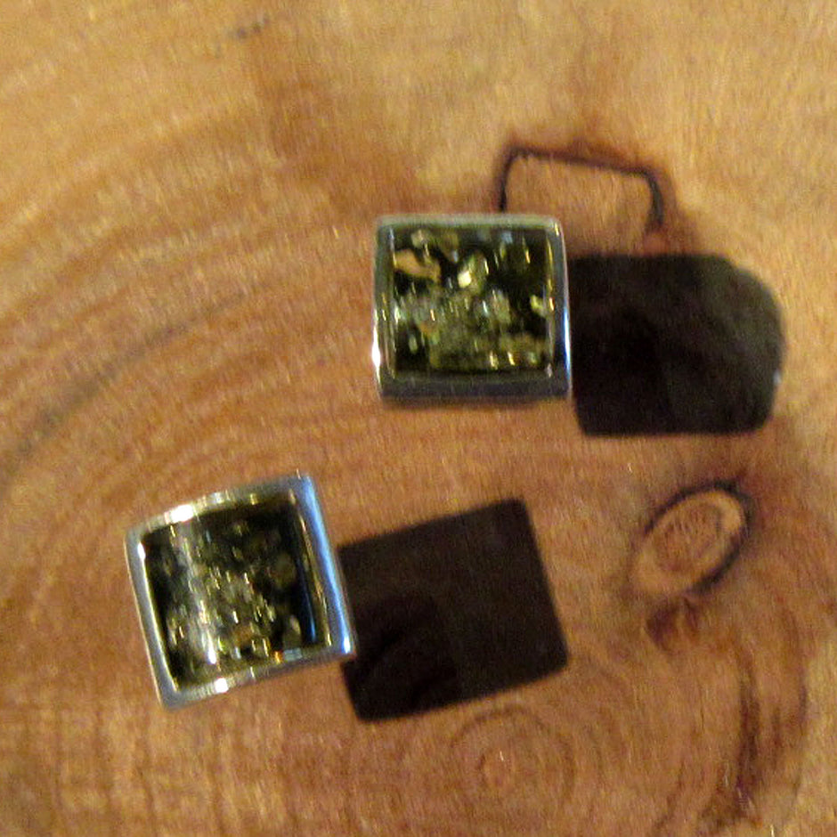 Quadratische Ohrstecker aus grünem Bernstein in Silber