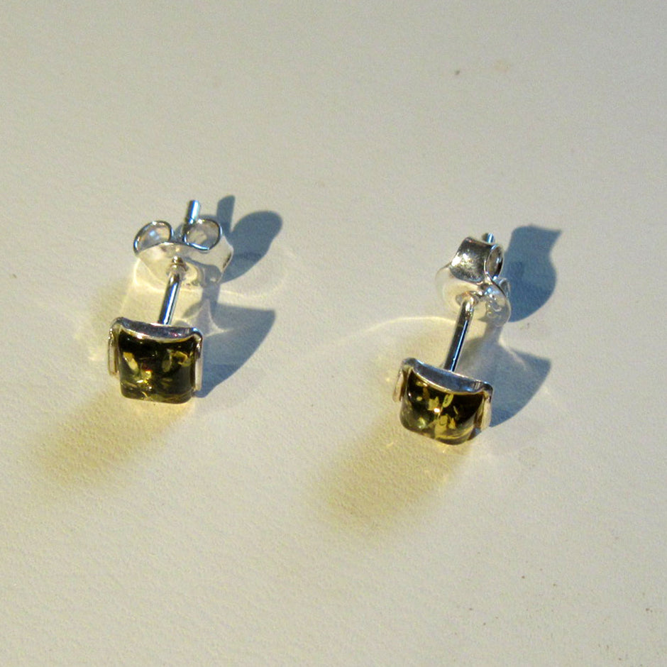 Kleine quadratische Ohrstecker aus grünem Bernstein