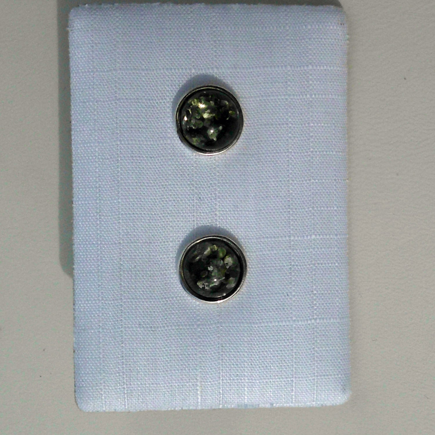 Runde Ohrstecker aus grünem Bernstein in Silber gefasst