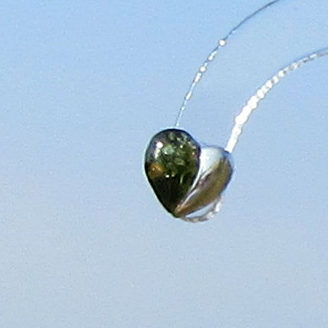 Ohrstecker aus Silber und grünem Bernstein, Herzform