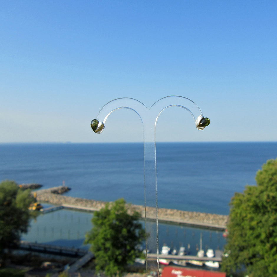 Ohrstecker aus Silber und grünem Bernstein, Herzform