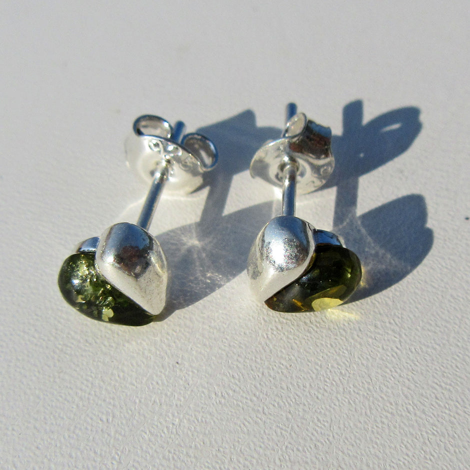 Ohrstecker aus Silber und grünem Bernstein, Herzform