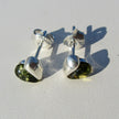 Ohrstecker aus Silber und grünem Bernstein, Herzform