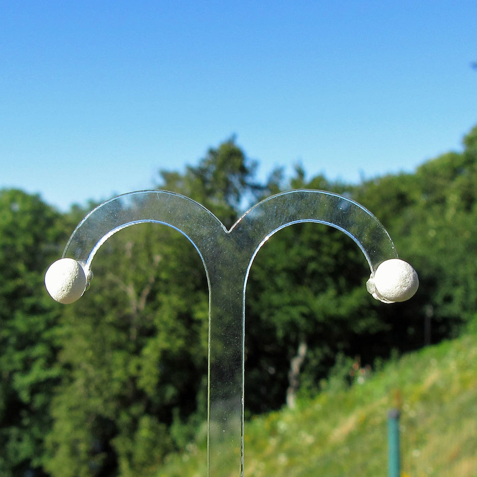 Ohrstecker aus fossilen Kalkschwämmen von Rügen