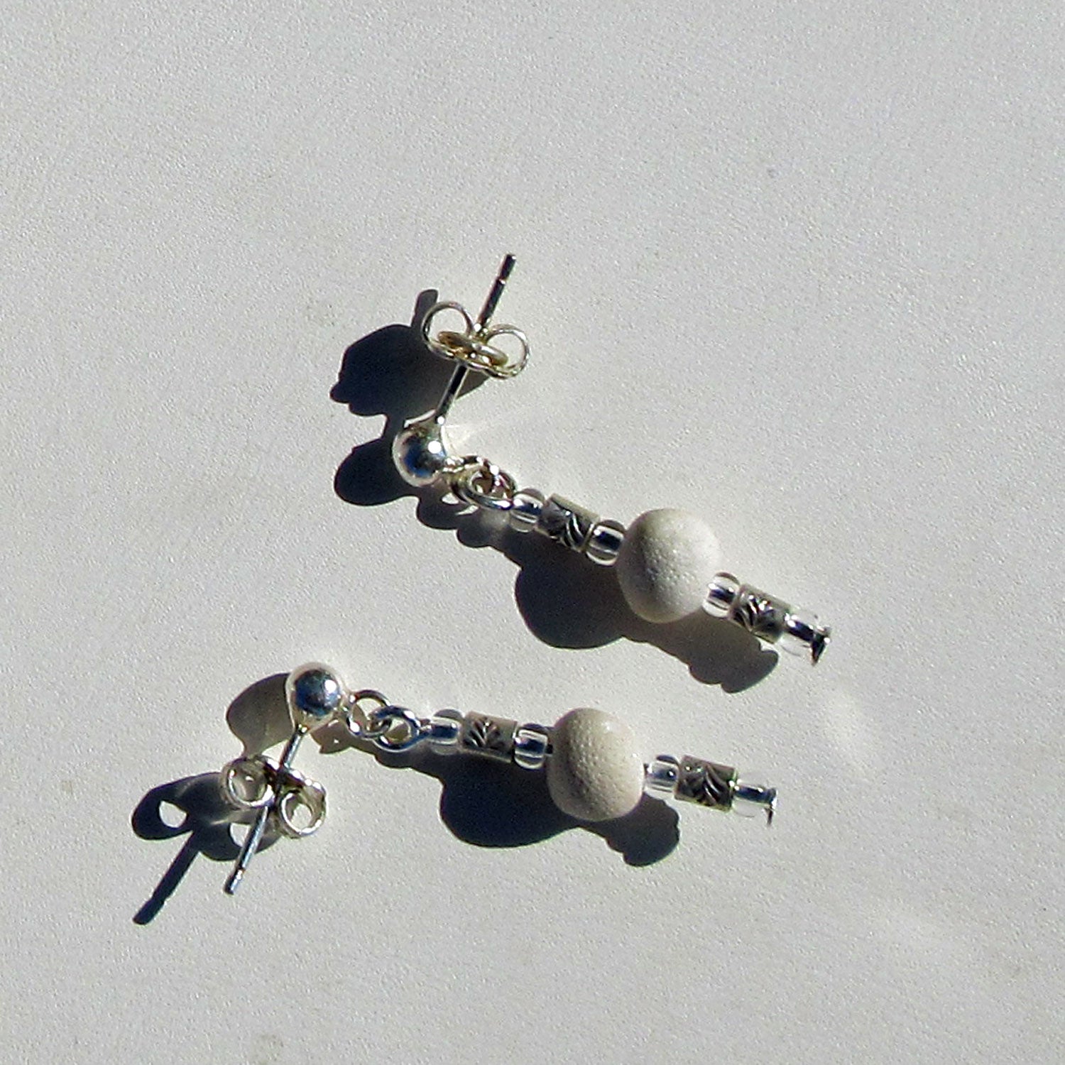 Ohrstecker aus fossilen Kalkschwämmen und Silberperlen