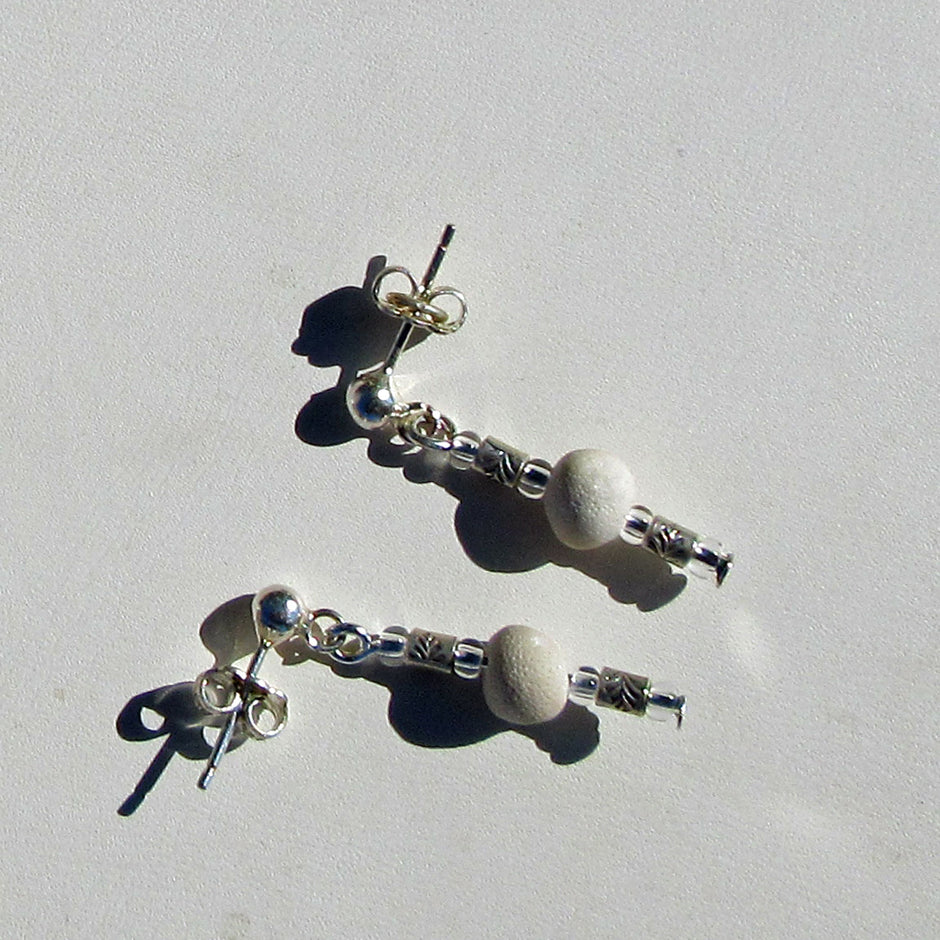 Ohrstecker aus fossilen Kalkschwämmen und Silberperlen