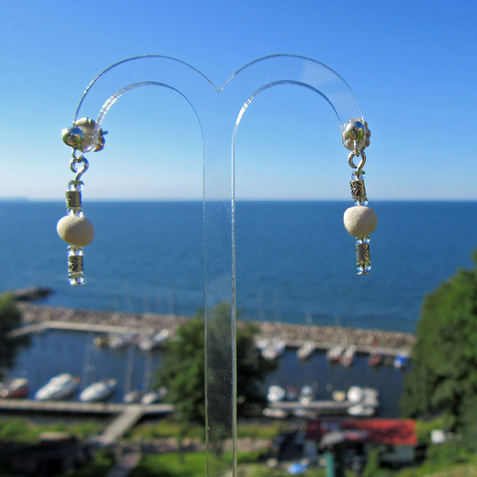 Ohrstecker aus fossilen Kalkschwämmen und Silberperlen