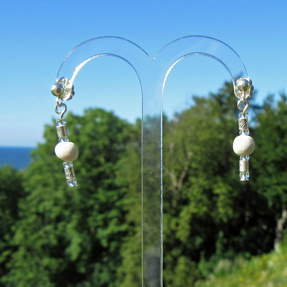 Ohrstecker aus fossilen Kalkschwämmen und Silberperlen