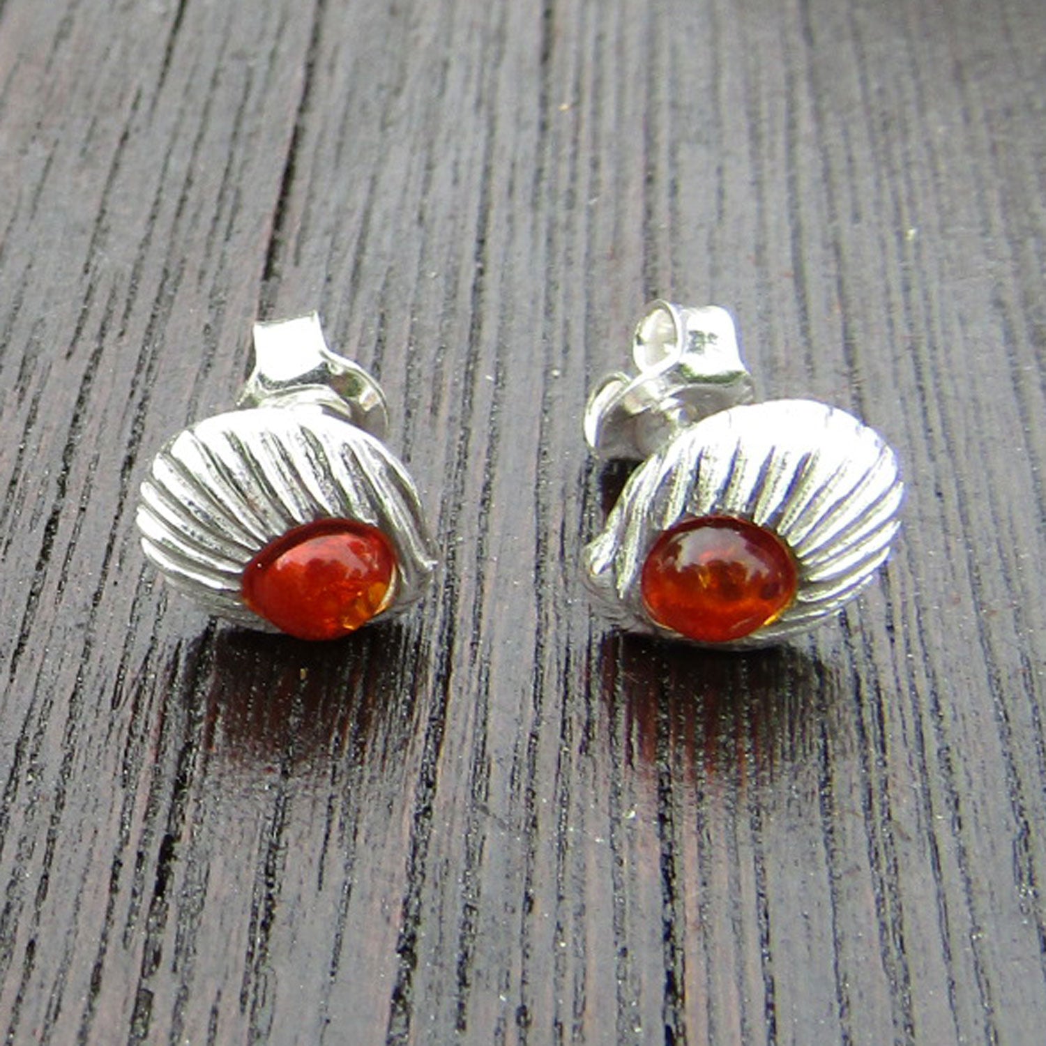 Ohrstecker Muschel mit kognacfarbenem Bernstein, Unikat