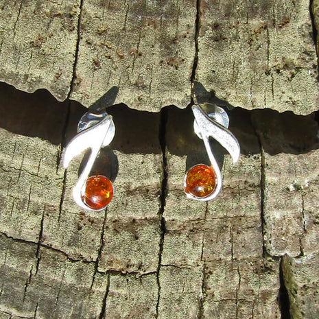 Silberne Ohrstecker in Notenform mit Bernsteinperlen