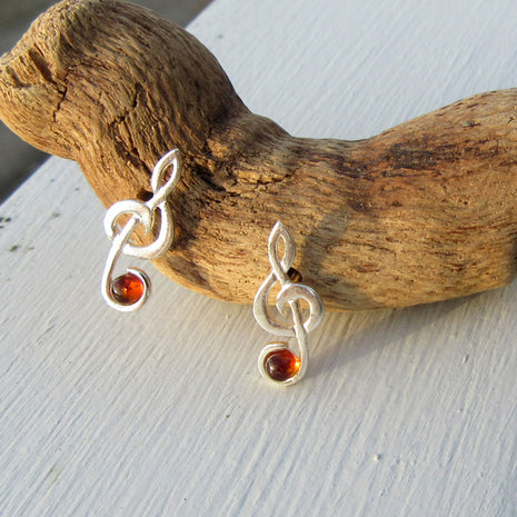 Ohrstecker aus Silber und Bernstein in Notenschlüssel-Form