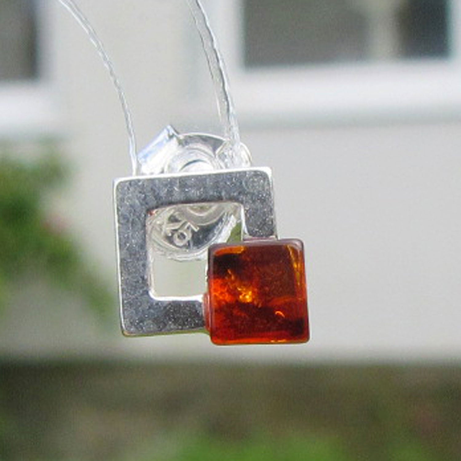 Edle Ohrstecker aus kognacfarbenem Bernstein im Quadrat