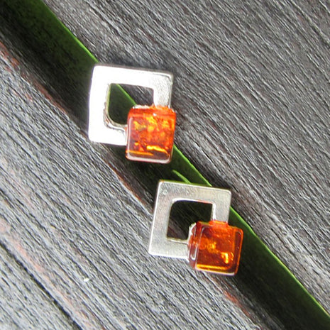 Edle Ohrstecker aus kognacfarbenem Bernstein im Quadrat