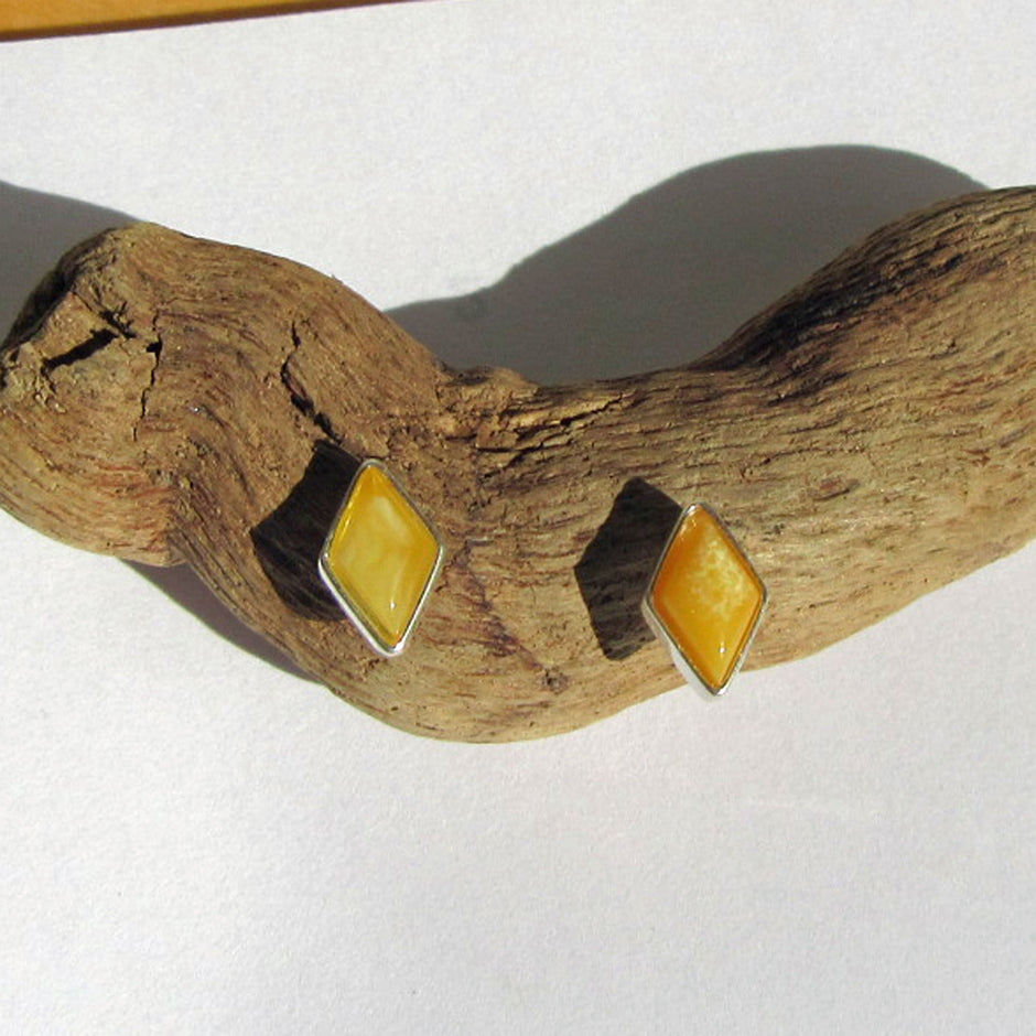 Ohrstecker aus poliertem Bernstein in Rautenform