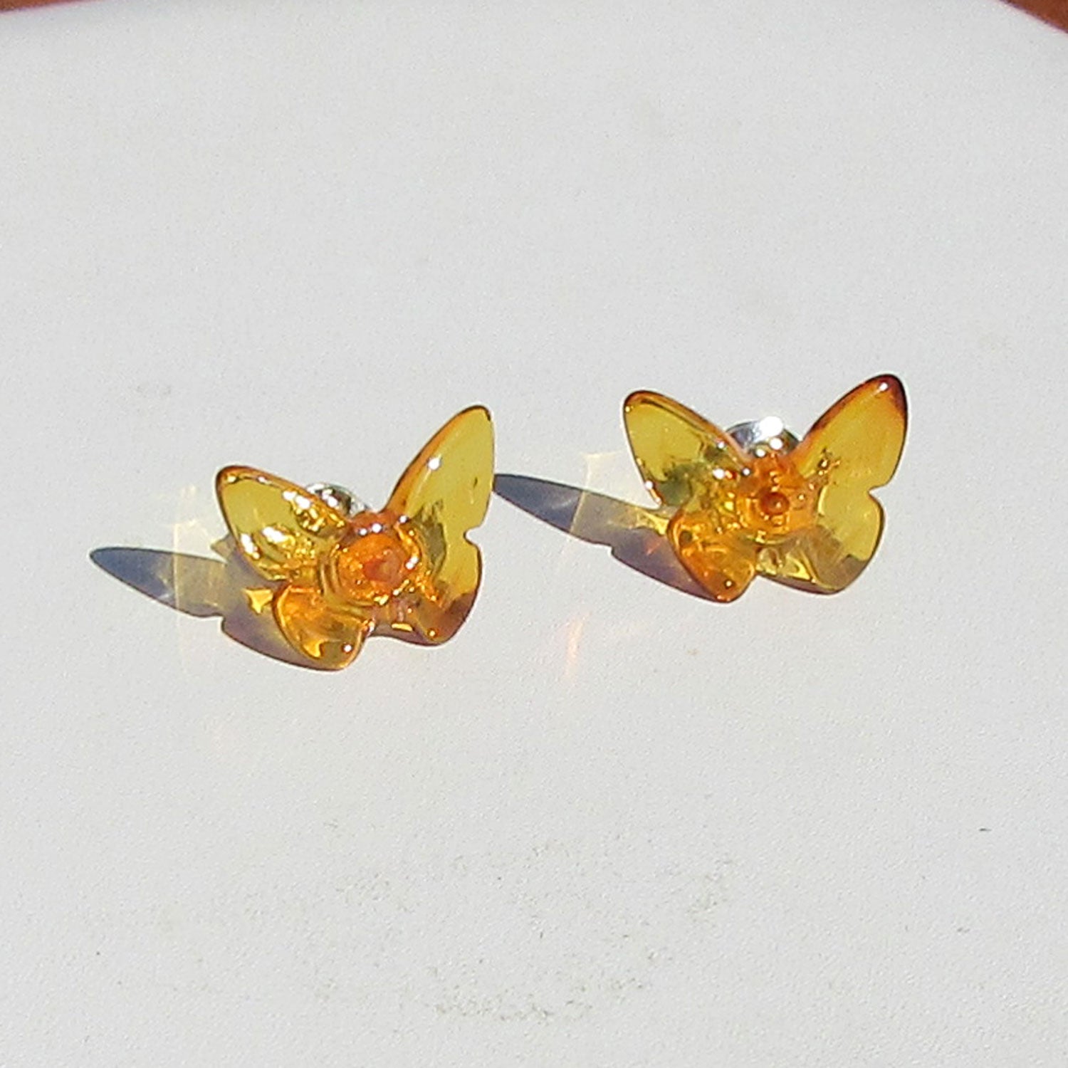 Schicke Ohrstecker aus Bernstein als Schmetterling