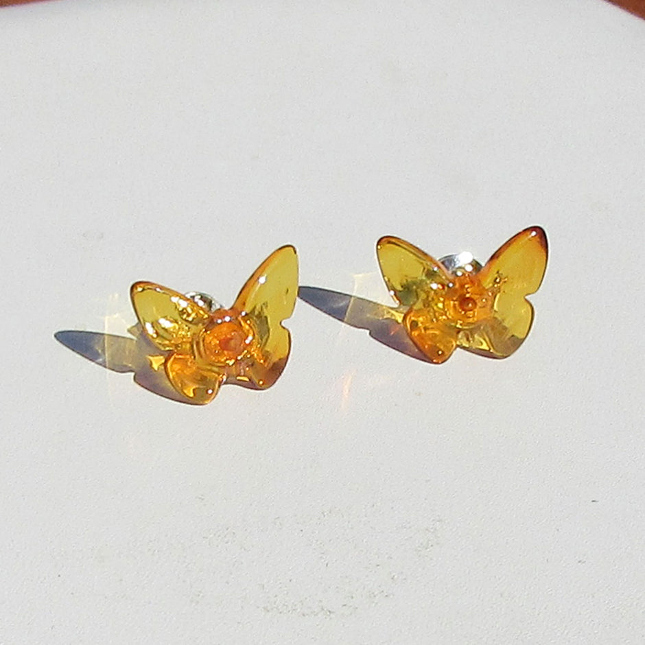 Schicke Ohrstecker aus Bernstein als Schmetterling