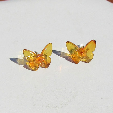 Schicke Ohrstecker aus Bernstein als Schmetterling