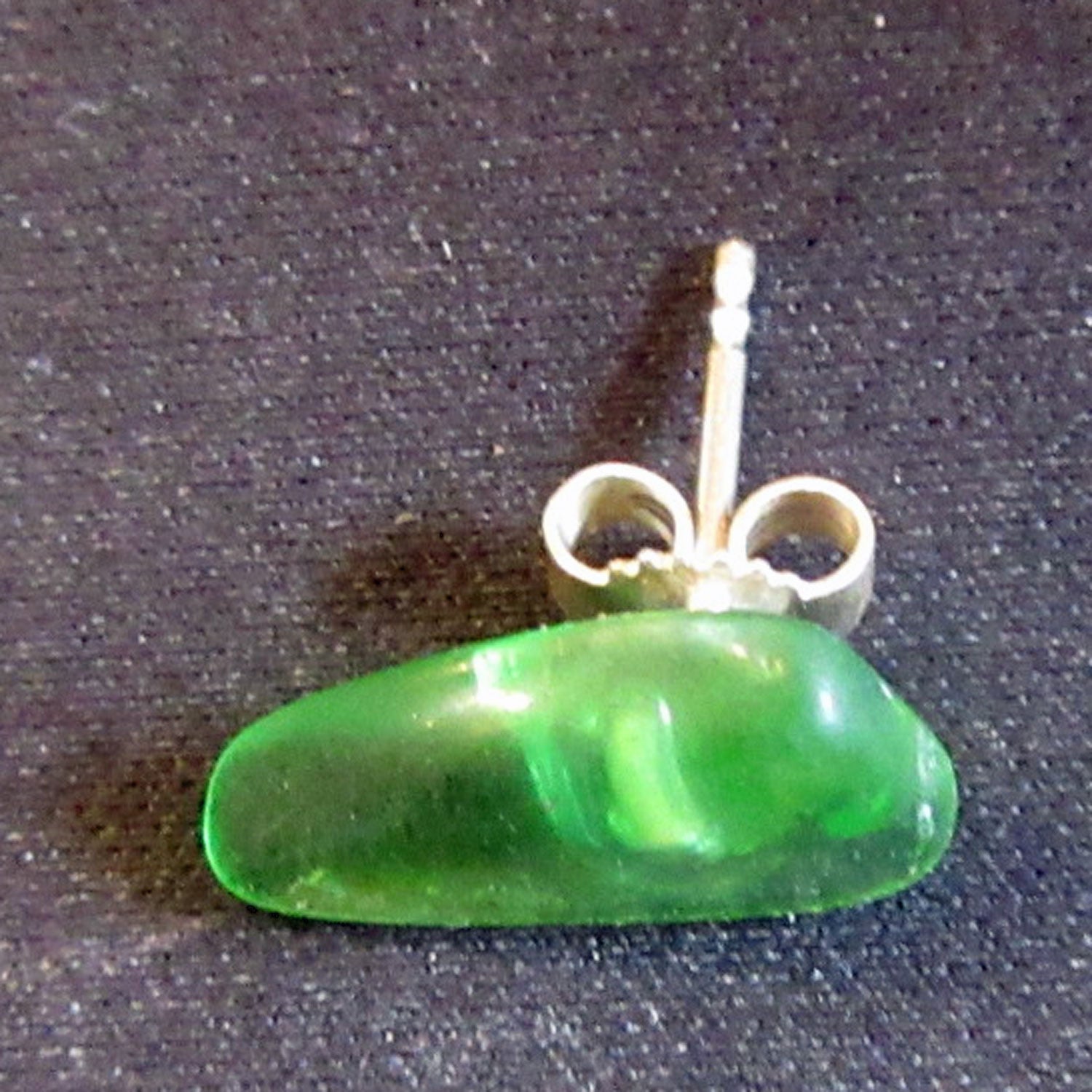 Eleganter Ohrstecker aus grünem Seeglas, Unikat