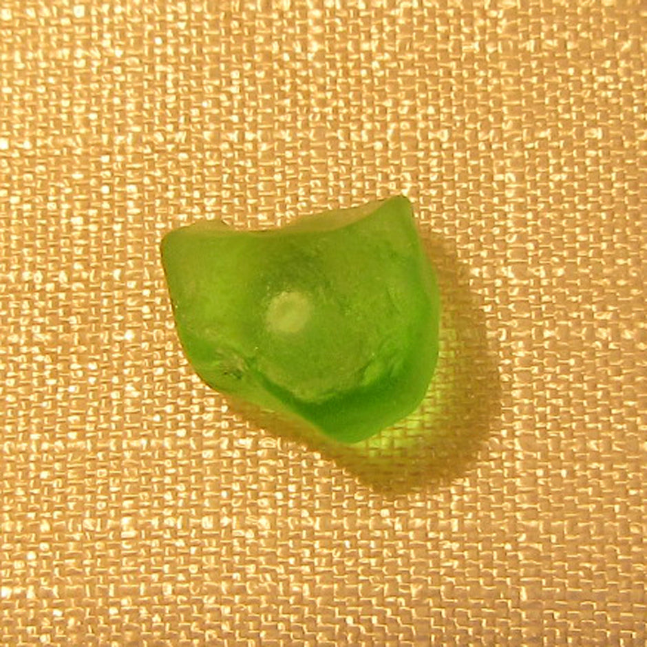Ohrstecker aus grünem Seeglas, unpoliert, Unikat