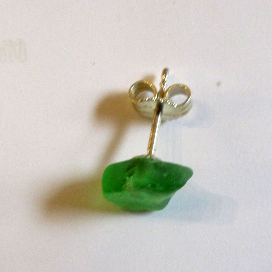 Ohrstecker aus grünem Seeglas, unpoliert, Unikat
