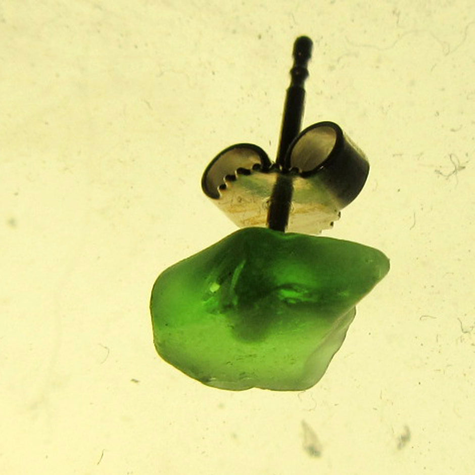 Ohrstecker aus grünem Seeglas, unpoliert, Unikat