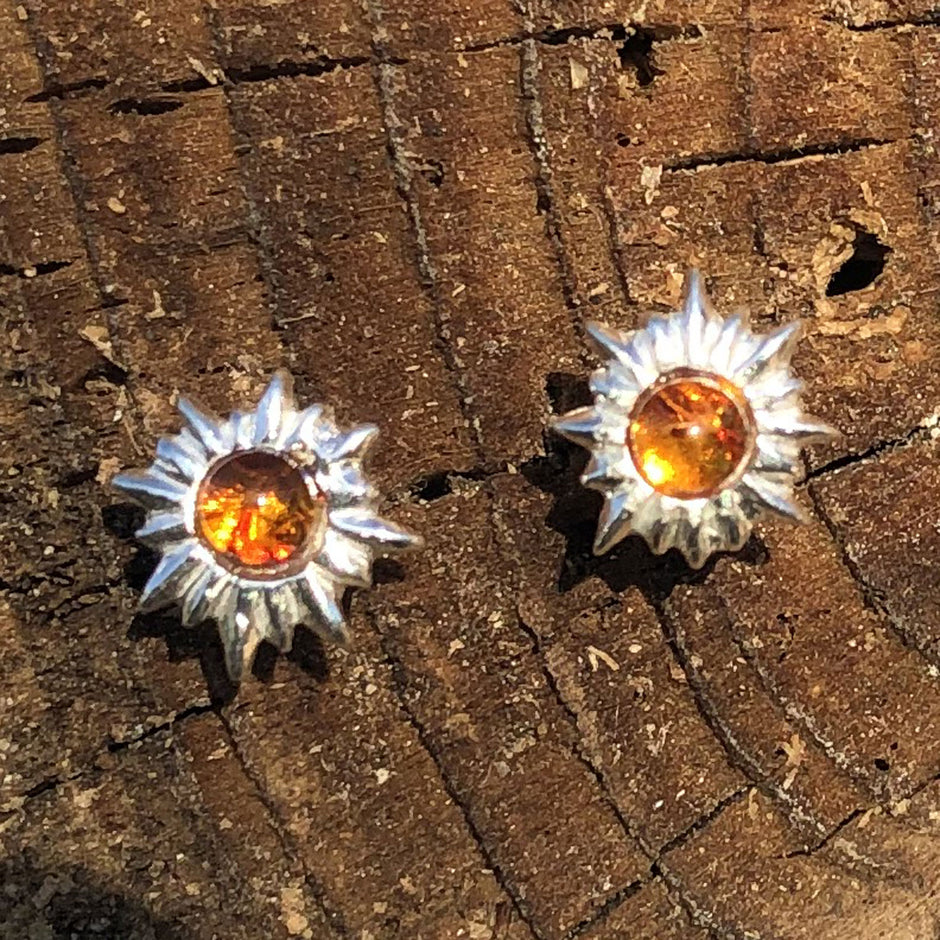 Kleine Ohrstecker Sonne aus kognacfarbenem Bernstein