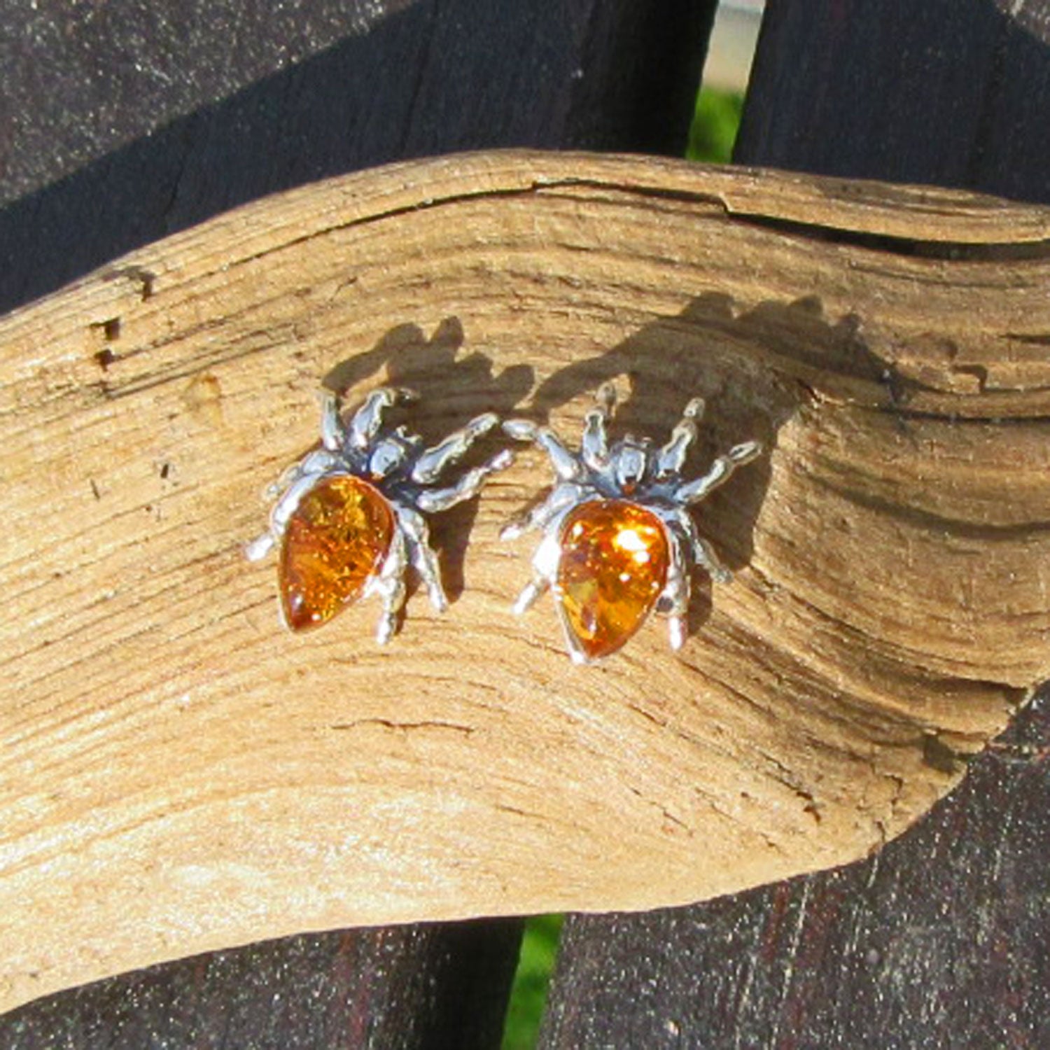 Filigrane Ohrstecker aus Bernstein in Spinnenform