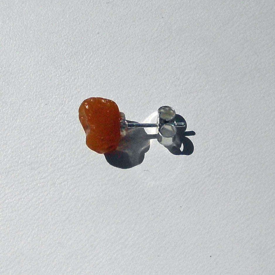 Silberner Ohrstecker mit unpoliertem Bernstein, Einzelstück